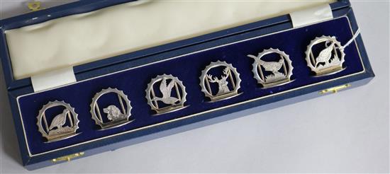 A cased set of six modern silver hunting related menu holders, J.A. Campbell, London, 1983/4, base 32mm.